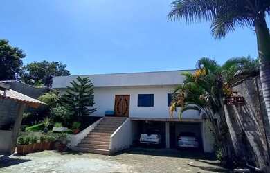 Imagem: A casa possui 3 Dormitórios, 3 Banheiros, 5 Vagas na garagem