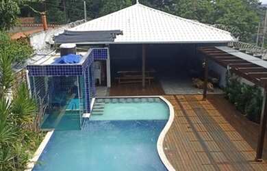 Imagem: A casa possui 4 Dormitórios, 5 Vagas na garagem e está localizado