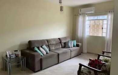 Imagem: A casa possui 3 Dormitórios, 2 Banheiros e está localizado