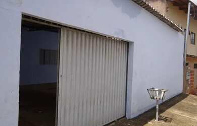 Imagem: A casa possui 3 Dormitórios, 1 Banheiro, 3 Vagas na garagem