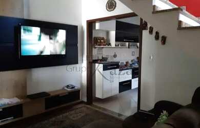 Imagem: A casa possui 3 Dormitórios, 2 Banheiros, 4 Vagas na garagem