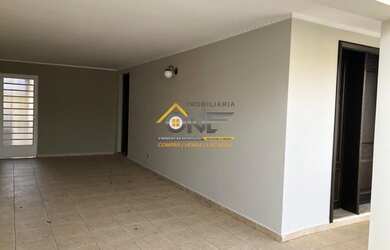 Imagem: A casa possui 4 Dormitórios, 3 Banheiros, 2 Vagas na garagem