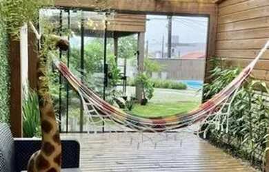 Imagem: A casa possui 3 Dormitórios, 3 Banheiros, 2 Vagas na garagem