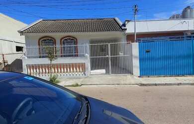 Imagem: A casa possui 3 Dormitórios, 3 Banheiros, 1 Vaga na garagem