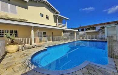 Imagem: A casa possui 3 Dormitórios, 4 Banheiros, 3 Vagas na garagem