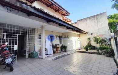 Imagem: A casa possui 5 Dormitórios, 5 Banheiros, 4 Vagas na garagem