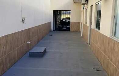 Imagem: O apartamento possui 1 Dormitório, 1 Banheiro, 1 Vaga na garagem