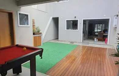 Imagem: A casa possui 3 Dormitórios, 4 Banheiros, 3 Vagas na garagem