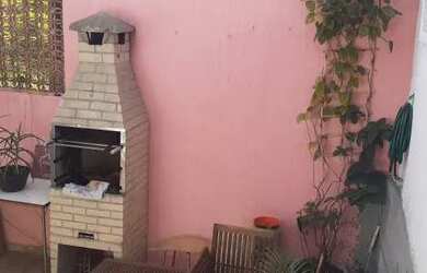 Imagem: A casa possui 4 Dormitórios, 3 Banheiros, 2 Vagas na garagem