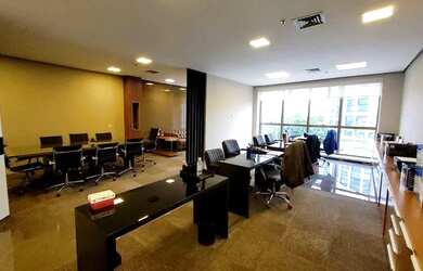 Imagem: O depósito possui 4 Vagas na garagem, 130m² de Área e está