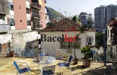 Imagem: A casa possui 4 Dormitórios, 4 Banheiros, 2 Vagas na garagem