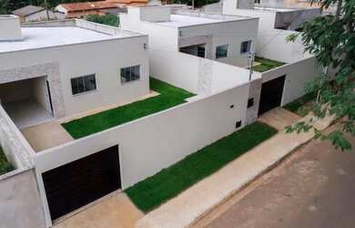 Imagem: A casa possui 3 Dormitórios, 2 Banheiros, 2 Vagas na garagem