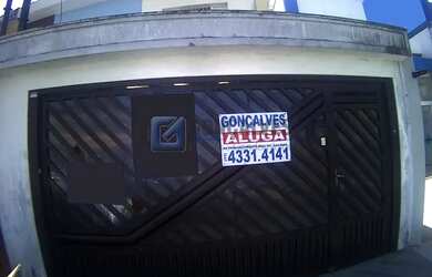 Imagem: A casa possui 3 Dormitórios, 3 Banheiros, 2 Vagas na garagem