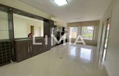 Imagem: A casa possui 4 Dormitórios, 5 Banheiros, 4 Vagas na garagem