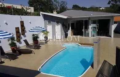 Imagem: A casa possui 2 Dormitórios, 4 Banheiros, 5 Vagas na garagem