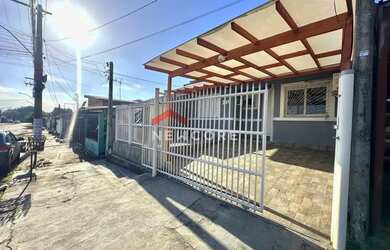 Imagem: A casa possui 3 Dormitórios, 1 Banheiro, 1 Vaga na garagem