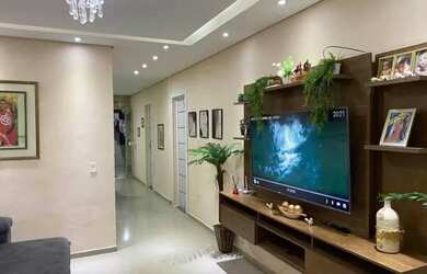 Imagem: A casa possui 3 Dormitórios, 2 Banheiros, 2 Vagas na garagem