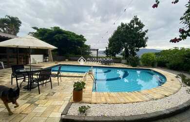 Imagem: A casa possui 5 Dormitórios, 5 Banheiros, 4 Vagas na garagem