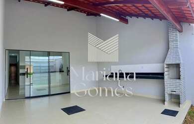 Imagem: A casa possui 3 Dormitórios, 2 Banheiros, 2 Vagas na garagem