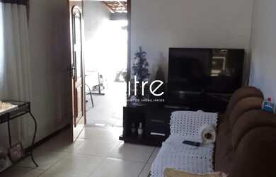 Imagem: A casa possui 3 Dormitórios, 1 Banheiro, 3 Vagas na garagem