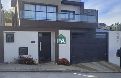 Imagem: A casa possui 2 Dormitórios, 2 Banheiros, 3 Vagas na garagem