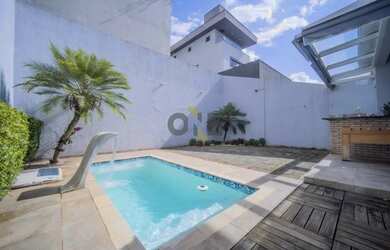 Imagem: A casa em condomínio possui 4 Dormitórios, 4 Banheiros, 4