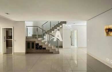 Imagem: A casa em condomínio possui 4 Dormitórios, 5 Banheiros, 1