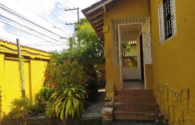 Imagem: A casa possui 3 Dormitórios, 2 Banheiros, 1 Vaga na garagem