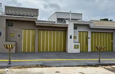 Imagem: A casa possui 3 Dormitórios, 2 Banheiros, 2 Vagas na garagem