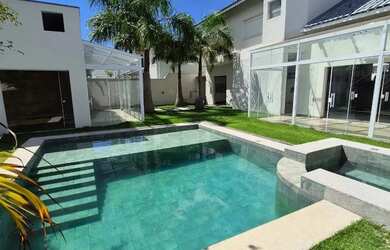 Imagem: A casa em condomínio possui 4 Dormitórios, 5 Banheiros, 4