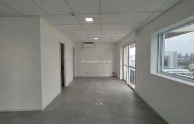 Imagem: O depósito possui 2 Vagas na garagem, 90m² de Área e está