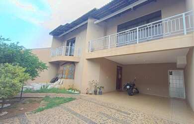 Imagem: A casa possui 4 Dormitórios, 5 Banheiros, 4 Vagas na garagem