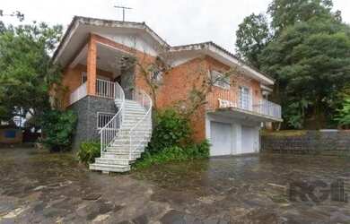 Imagem: A casa possui 4 Dormitórios, 3 Banheiros, 4 Vagas na garagem