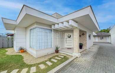 Imagem: A casa possui 3 Dormitórios, 3 Banheiros, 2 Vagas na garagem