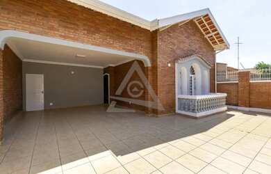 Imagem: A casa possui 5 Dormitórios, 4 Banheiros, 5 Vagas na garagem