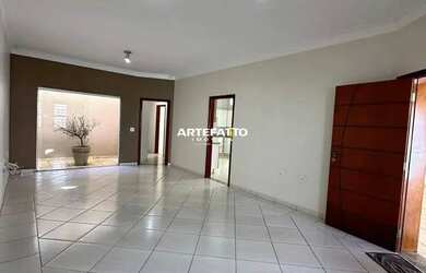 Imagem: A casa possui 3 Dormitórios, 3 Banheiros, 2 Vagas na garagem