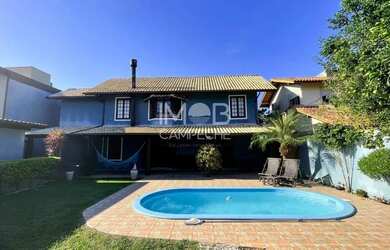 Imagem: A casa possui 3 Dormitórios, 2 Banheiros e 226m² de Área