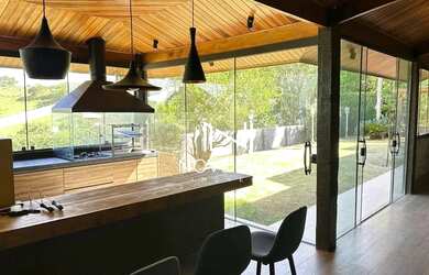 Imagem: A casa possui 4 Dormitórios, 5 Banheiros, 5 Vagas na garagem