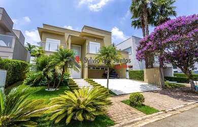 Imagem: A casa em condomínio possui 5 Dormitórios, 5 Banheiros, 2