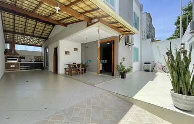 Imagem: A casa possui 3 Dormitórios, 3 Banheiros, 2 Vagas na garagem