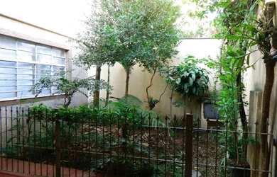 Imagem: A casa possui 2 Dormitórios, 3 Banheiros, 5 Vagas na garagem