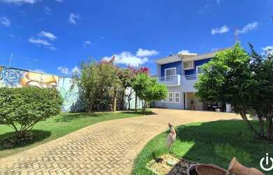 Imagem: A casa possui 4 Dormitórios, 4 Banheiros, 5 Vagas na garagem