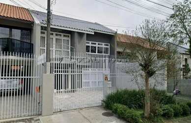 Imagem: A casa possui 3 Dormitórios, 3 Banheiros, 3 Vagas na garagem