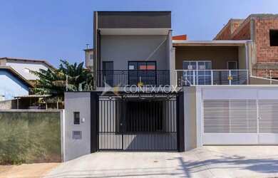 Imagem: A casa possui 3 Dormitórios, 3 Banheiros, 3 Vagas na garagem