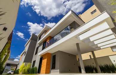 Imagem: A casa possui 3 Dormitórios, 3 Banheiros, 2 Vagas na garagem