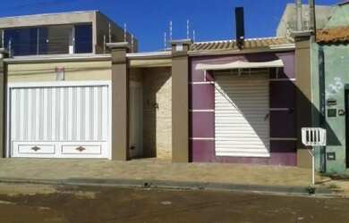 Imagem: A casa possui 3 Dormitórios, 2 Banheiros, 5 Vagas na garagem