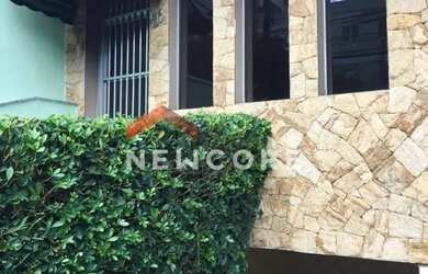 Imagem: A casa possui 4 Dormitórios, 2 Banheiros, 4 Vagas na garagem