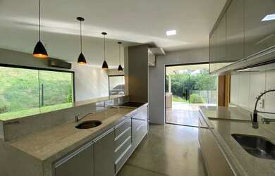 Imagem: A casa possui 3 Dormitórios, 4 Banheiros, 4 Vagas na garagem