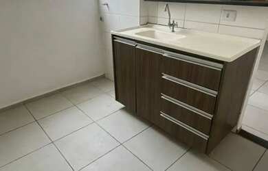 Imagem: O apartamento possui 2 Dormitórios, 1 Banheiro, 1 Vaga na garagem