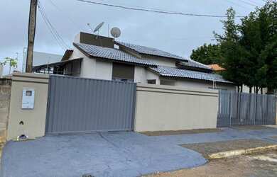 Imagem: A casa possui 3 Dormitórios, 2 Banheiros, 3 Vagas na garagem